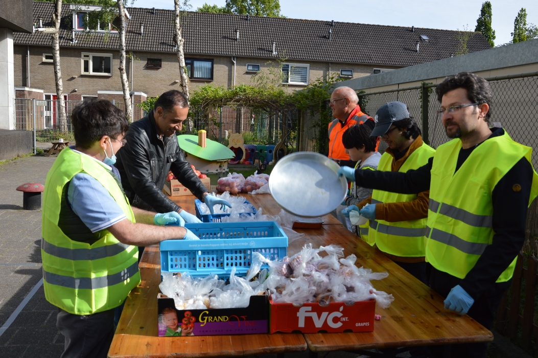Hizmet-sympatisanten delen voedselpakketten uit in Zaandam
