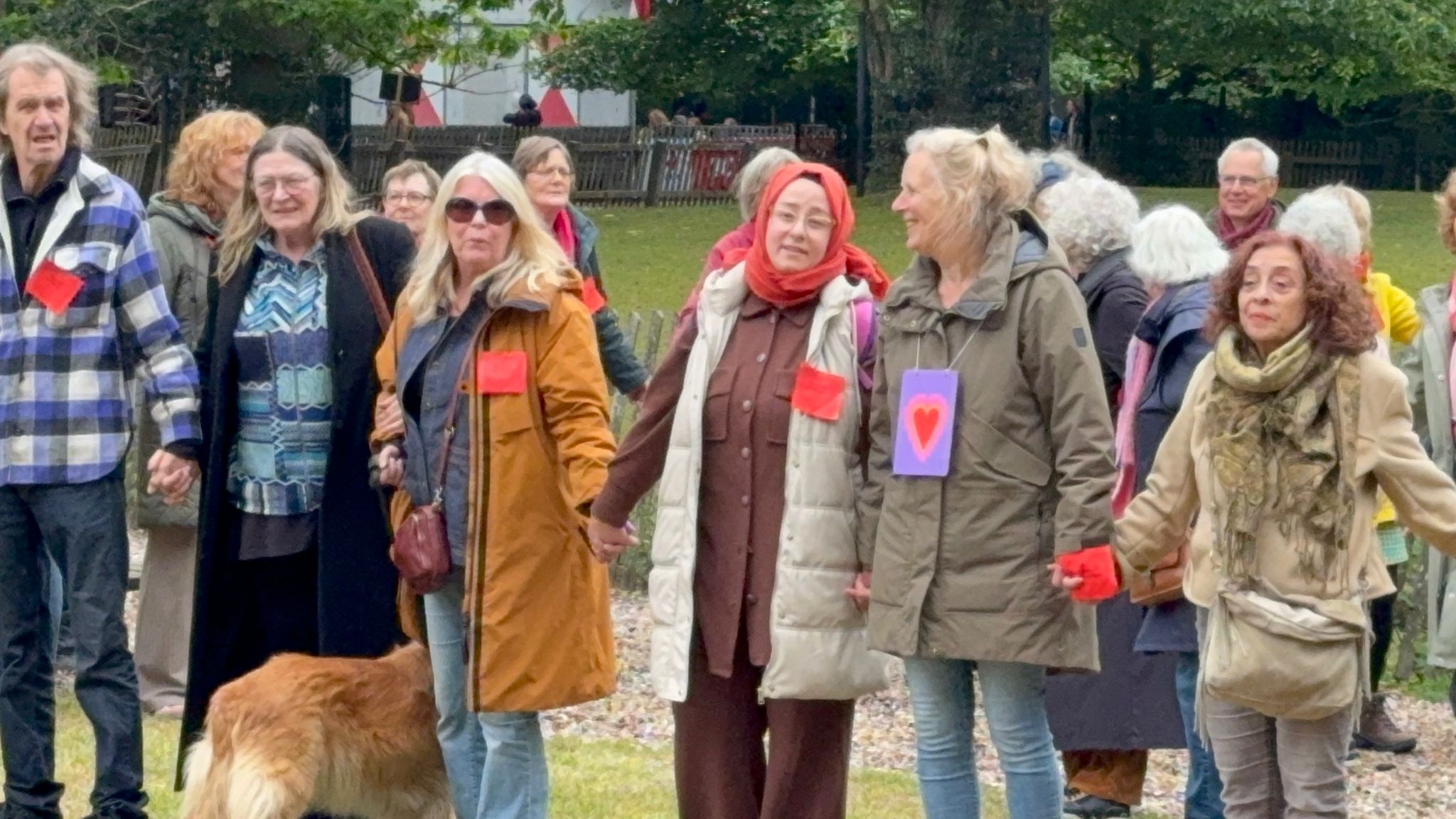 Menselijke Keten voor Vluchtelingen in Haarlem: Honderden Mensen Tonen Solidariteit