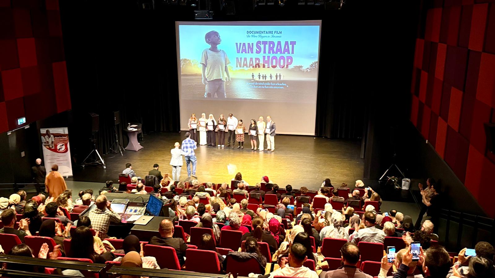 Indrukwekkende avond in Rotterdam: documentaire “Van Straat Naar Hoop” trekt veel belangstelling Indrukwekkende avond in Rotterdam: documentaire “Van Straat Naar Hoop” trekt veel belangstelling